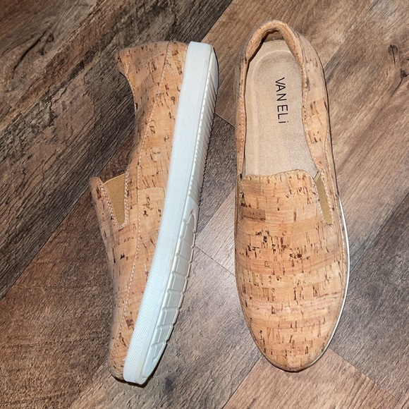 🌹VANELI TAN SLIP ON - Picture 3 of 4